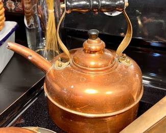 Vtg. Copper kettle tea pot w/black handle 