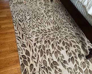 Bedroom area rug with leaf design