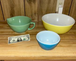 Fire king measuring bowl,
The yellow & blue Pyrex mixing bowls