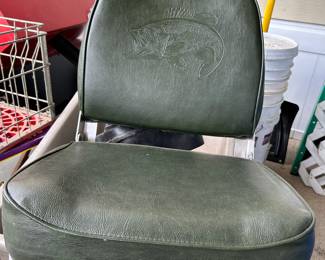 boat swivel seat in GREAT shape!