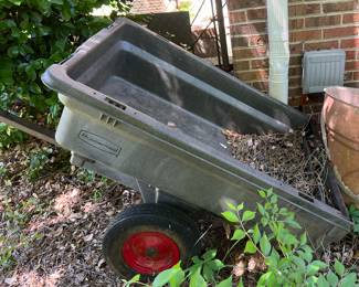 Rubbermaid wheel barrel