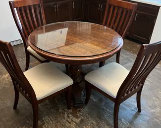 Round kitchen table and 4 chairs (1 leaf available)