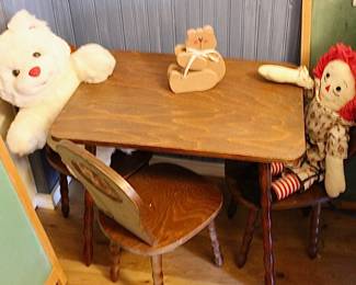 Miniature kids table and vintage dolls 