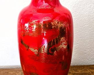 Red dragon Asian style vase 