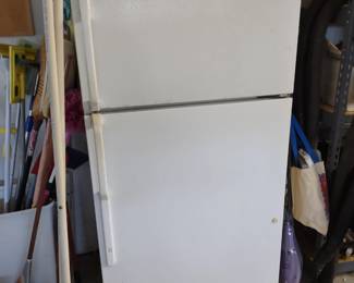 G.E. refrigerator with freezer