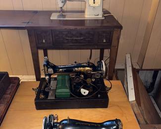 At least 10 sewing machines, old and older. In working condition.