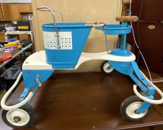 VINTAGE CHILDS METAL ROLLCART IN FANTASTIC CONDITION. 