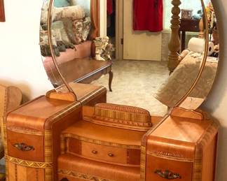 ABSOLUTELY GORGEOUS ANTIQUEQUEEN SIZE BEDROOM SET. ON FULL.