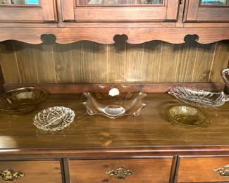 SMALL SAMPLE OF GORGEOUS GLASSWARE. 