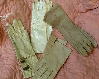 LADIES VINTAGE LEATHER GLOVES. 