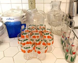 VINTAGE PITCHERS AND GLASSES.