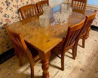 VINTAGE DINIING TABLE WITH 6 CHAIRS.