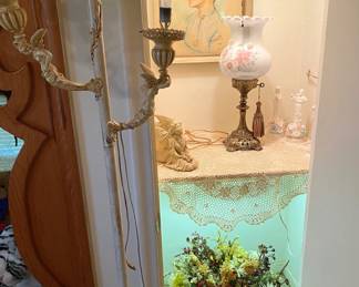 AWESOME HIGHLY DECORATED MID-CENTURY SPRING POLE LAMP.