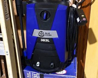 NICE 1800 PSI POWERWASHER IN BOX.