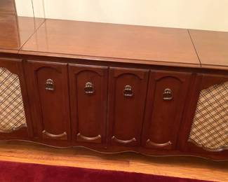 VINTAGE ZENITH CONSOLE STEREO RECORD PLAYER RADIO. 