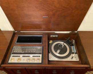 VINTAGE ZENITH CONSOLE STEREO RECORD PLAYER RADIO. 