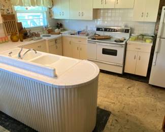 COMPLETE GORGEOUS 1950 MCM MID CENTURY KITCHEN, COMPLETE WITH ORIGINAL STOVE AND DISHWASHER.