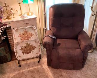 NEW LEATHER POWER LIFT CHAIR WITH HEAT AND MASSAGE 2 OF 2.  MID CENTURY METAL TV TRAY SET. 