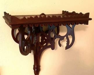 BEAUTIFUL ANTIQUE WOODEN WALL SHELF. 