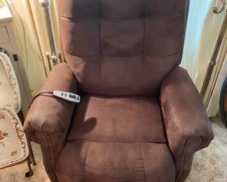 NEW LEATHER POWER LIFT CHAIR WITH HEAT AND MASSAGE 2 OF 2.