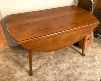 VINTAGE EARLY AMERICAN DROP LEAF DINING TABLE. 