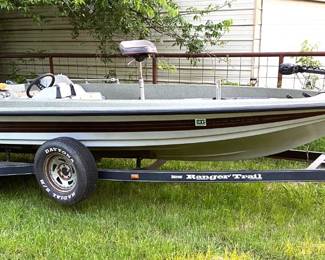 1990 RANGER BASS BOAT WITH 150 HP MOTOR AND TRAILER.