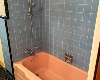 1950 MID CENTURY PINK BATHROOM SET.