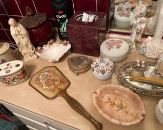 POWDER ROOM ACCESSORIES. 