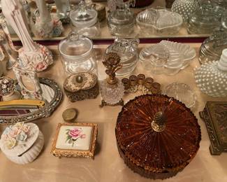 POWDER ROOM ACCESSORIES. 