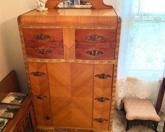 ABSOLUTELY GORGEOUS ANTIQUE CHEST OF DRAWERS.