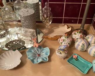 POWDER ROOM ACCESSORIES. 