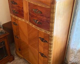 ABSOLUTELY GORGEOUS ANTIQUE CHEST OF DRAWERS.