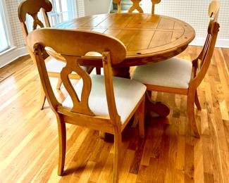 Gorgeous Pedestal Table and 4 chairs - leaf available