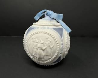 	Vintage 1988 Lladro Christmas Ball Ornament