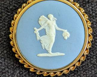 Wedgewood English pendant sat in gold filled 12 K