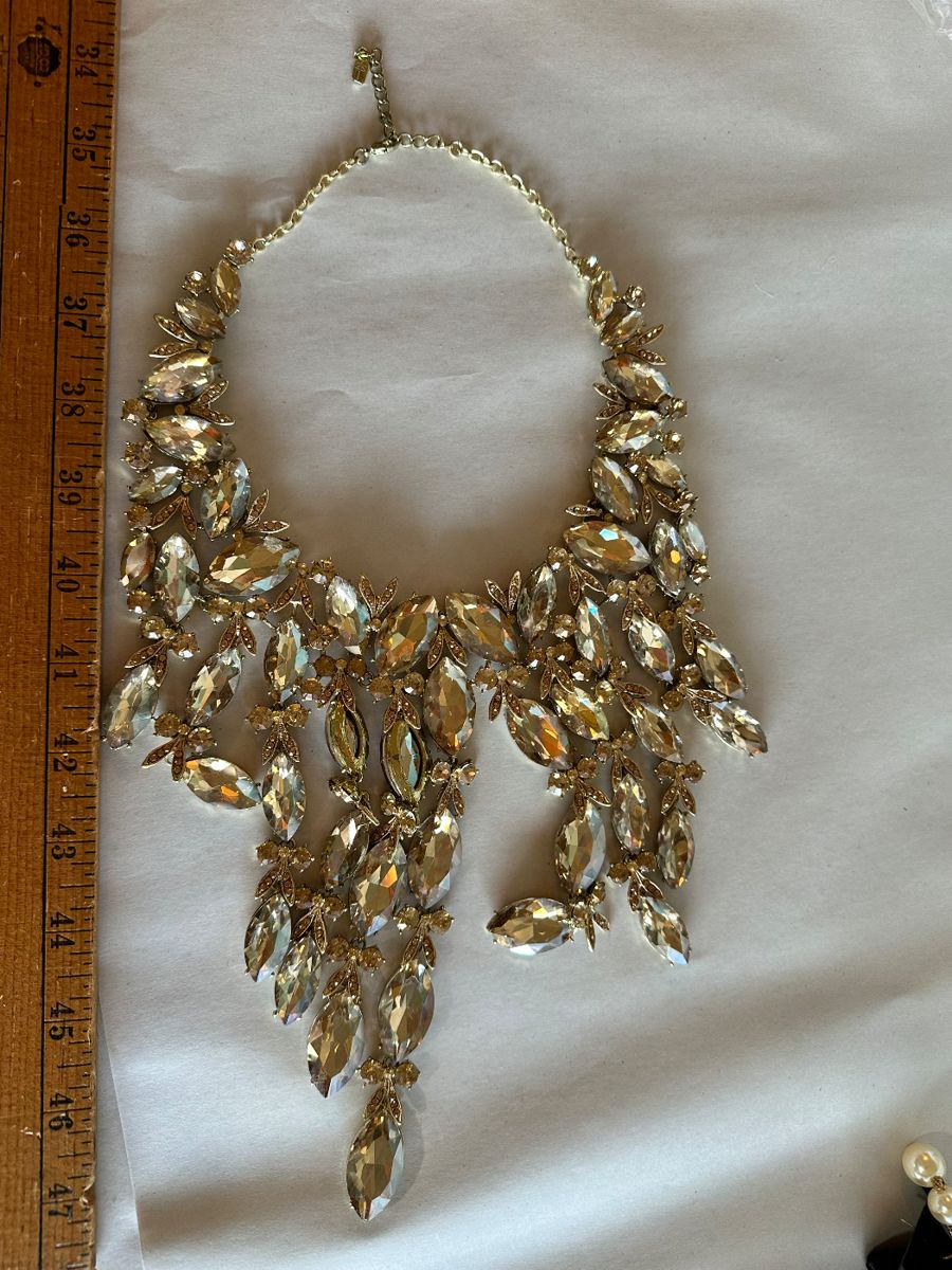 Stunning Necklace with matching earrings $12.00