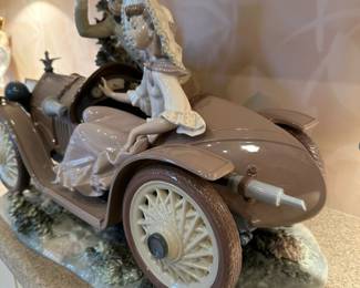 LLADRO #1393 "Young Couple with Car" Limited Edition (699/1500)