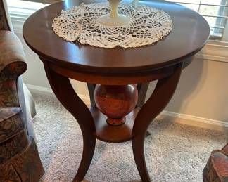 RICHARDSON BROTHERS COMPANY Round Side Table