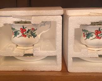 Christmas Themed Teapot and Cups and Saucers