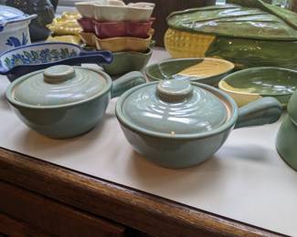 Vintage bowl w/ lid & handle