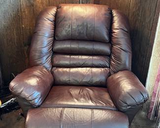 Rooms to Go brown leather recliner
