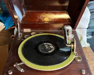 Columbia Grafanola Type C-2 phonograph from early 20th century