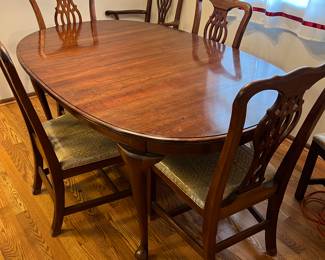 Kling Colonial dining room table with 2 leafs and 6 chairs