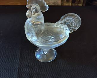 This is a vintage l e smith clear color iridescent handblown glass covered rooster, from the top of his comb to the bottom base he stands about 9 1/4", the nest stand is about 5 1/4" across, it is and is in very good condition, very nice collectable of le smith glass, the color is just beautiful when held to the light,