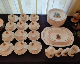 Pfaltzgraff Christmas Heritage Holdiay Setting Service Set w/Green Trim