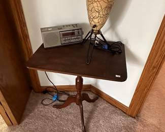 side table, great MCM lamp