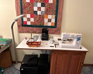 quilt wall hanging, sewing machine w/cabinet