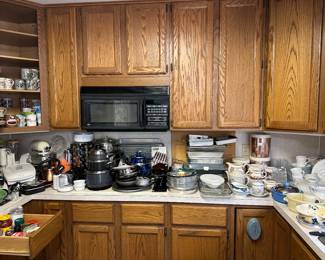 Kitchen overview - pots, pans and bakeware