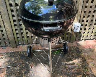 NEVER USED 22 INCH LARGE WEBER CHARCOAL GRILL.