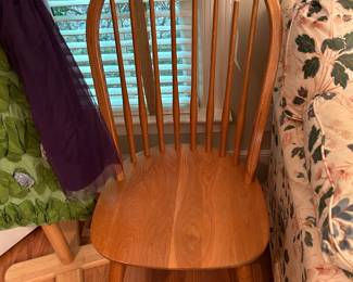A PAIR OF THESE WINDSOR STYLE CHAIRS.